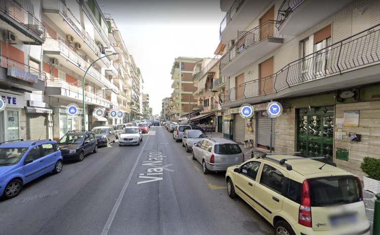 Via Napoli auto in sosta in doppia fila è un affronto al vivere civile
