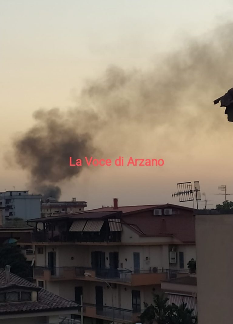 Denso fumo su una zona di Arzano
