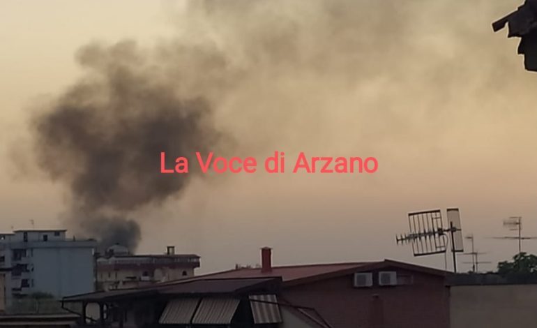 Denso fumo su una zona di Arzano