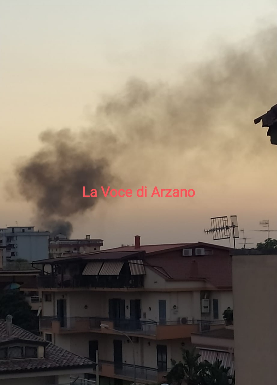 Denso fumo su una zona di Arzano