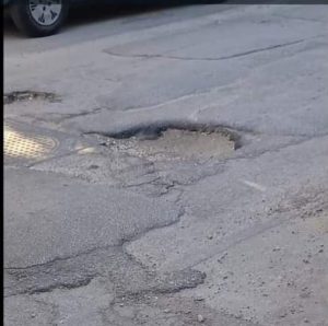 Via Raffaele Aruta, buche pericolose