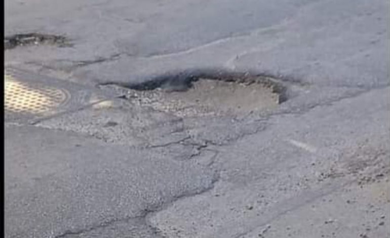 Via Raffaele Aruta, buche pericolose
