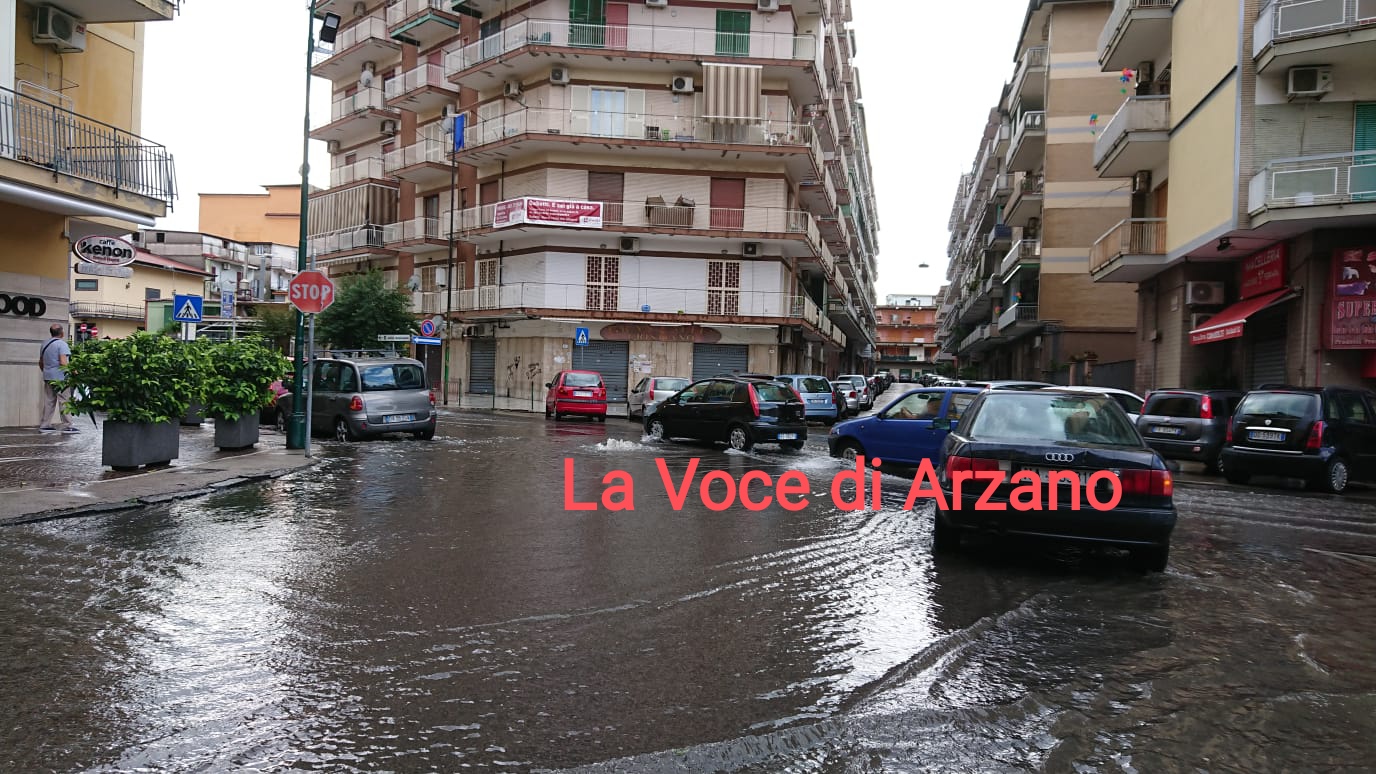 Bomba d’acqua su Arzano, numerosi allagamenti