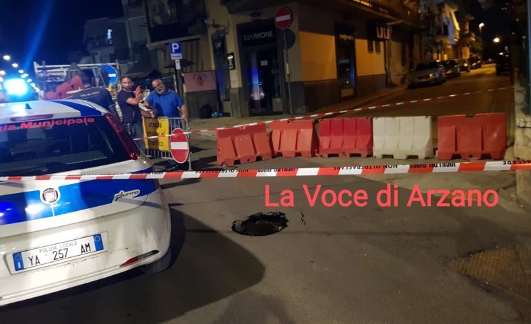 Voragine via Napoli incrocio via Silvestro