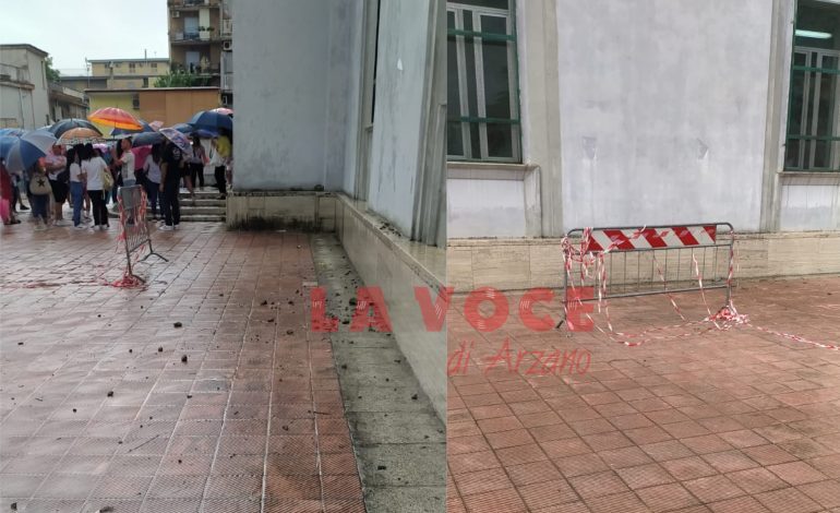 Ariosto 1 piazza Marconi, poco o nulla è stato fatto per i calcinacci caduti dal cornicione