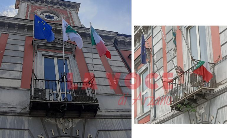 Tornano le bandiere nuove sul Municipio