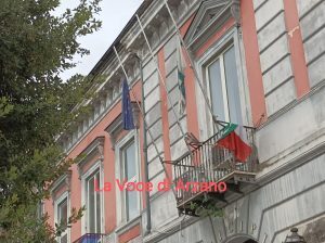 La trascuratezza di una città comincia dal balcone