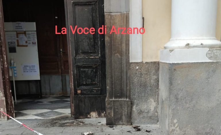 Principio d’incendio sul portone della Parrocchia di Sant’Agrippino