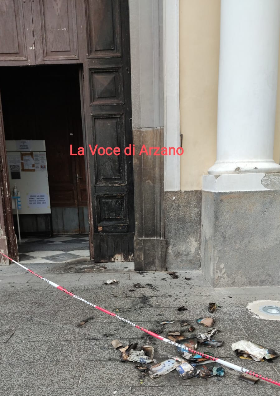Principio d’incendio sul portone della Parrocchia di Sant’Agrippino