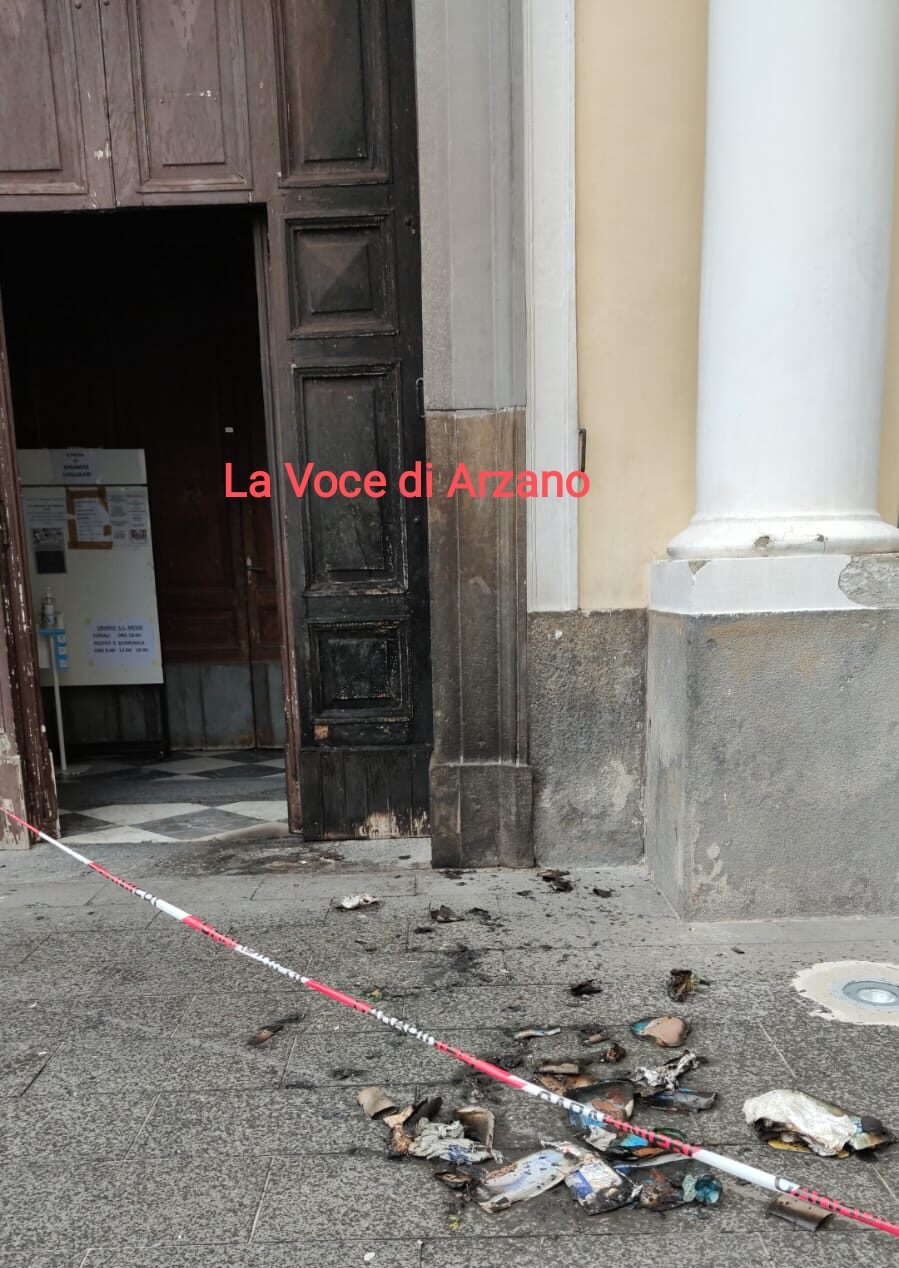 Principio d’incendio sul portone della Parrocchia di Sant’Agrippino