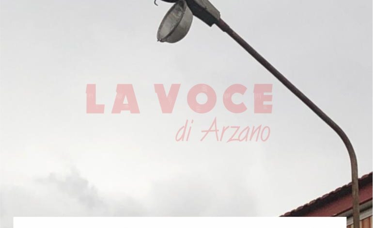 Un altro palo pericolante
