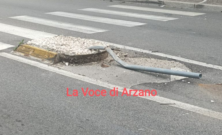 Strade pericolose, ennesimo incidente in pieno centro