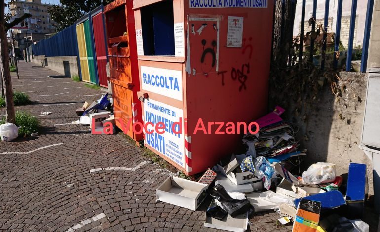 Cambio di stagione di scarpe, abbandonate in via Napoli