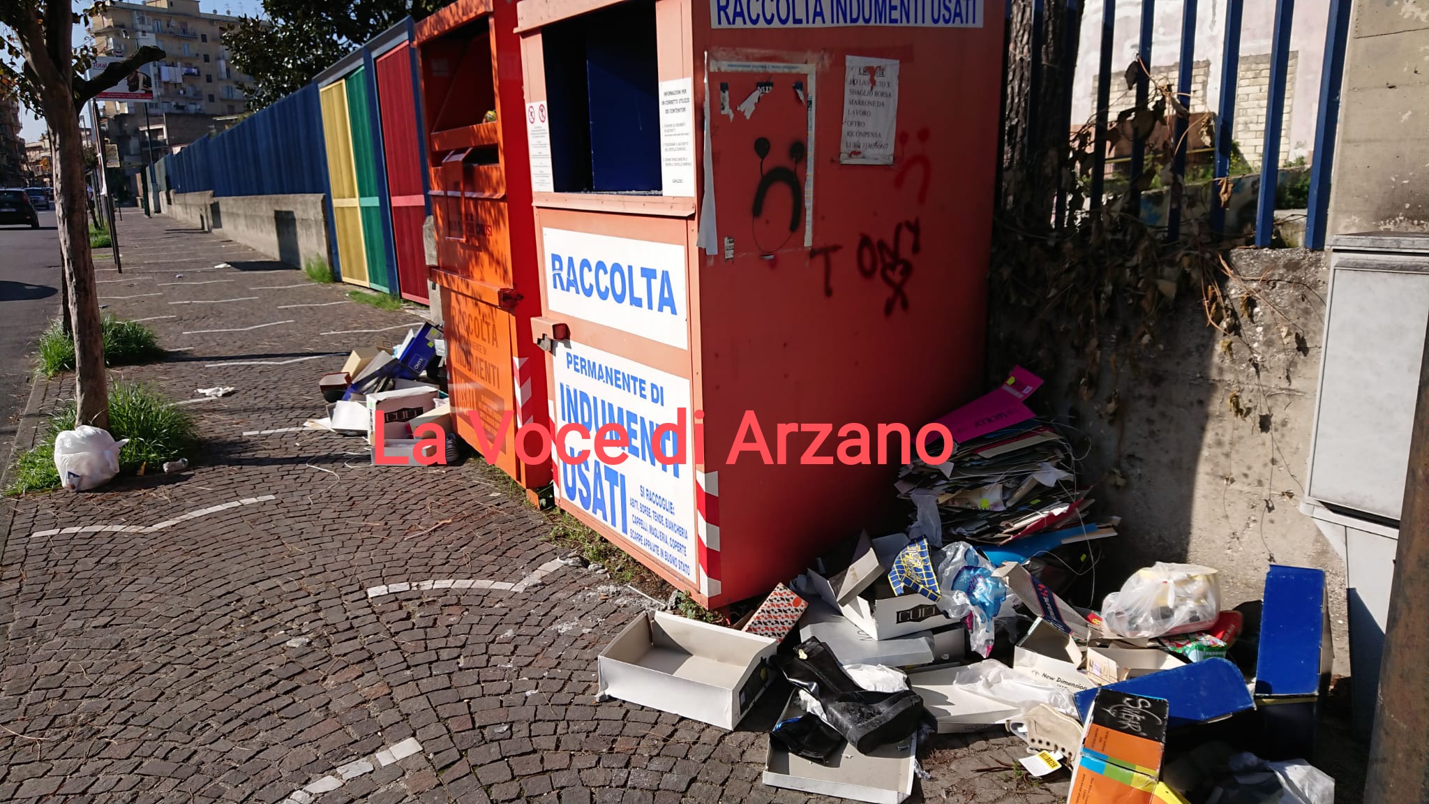 Cambio di stagione di scarpe, abbandonate in via Napoli