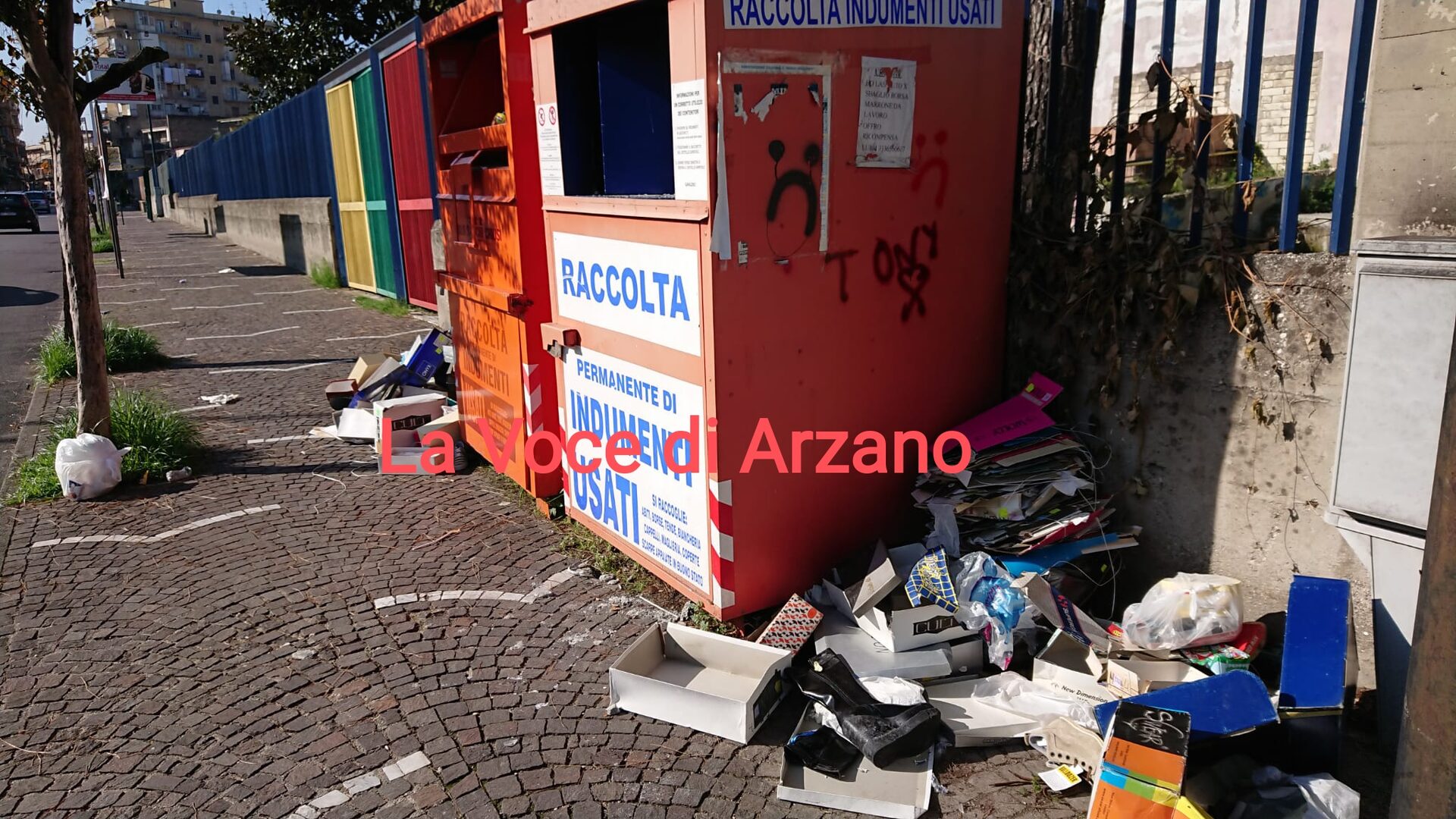 Cambio di stagione di scarpe, abbandonate in via Napoli