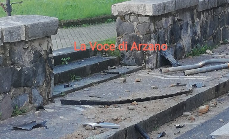 Ancora un incidente, marciapiede invaso da detriti