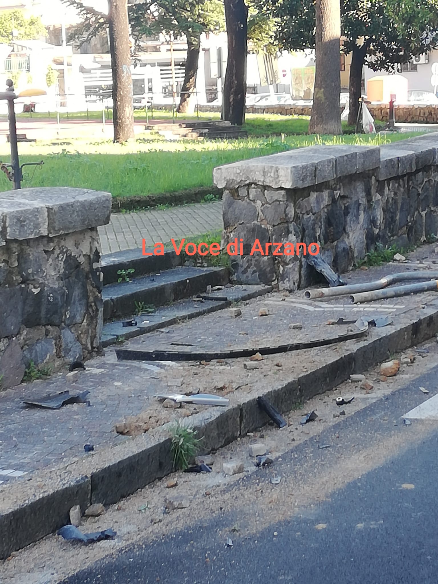 Ancora un incidente, marciapiede invaso da detriti