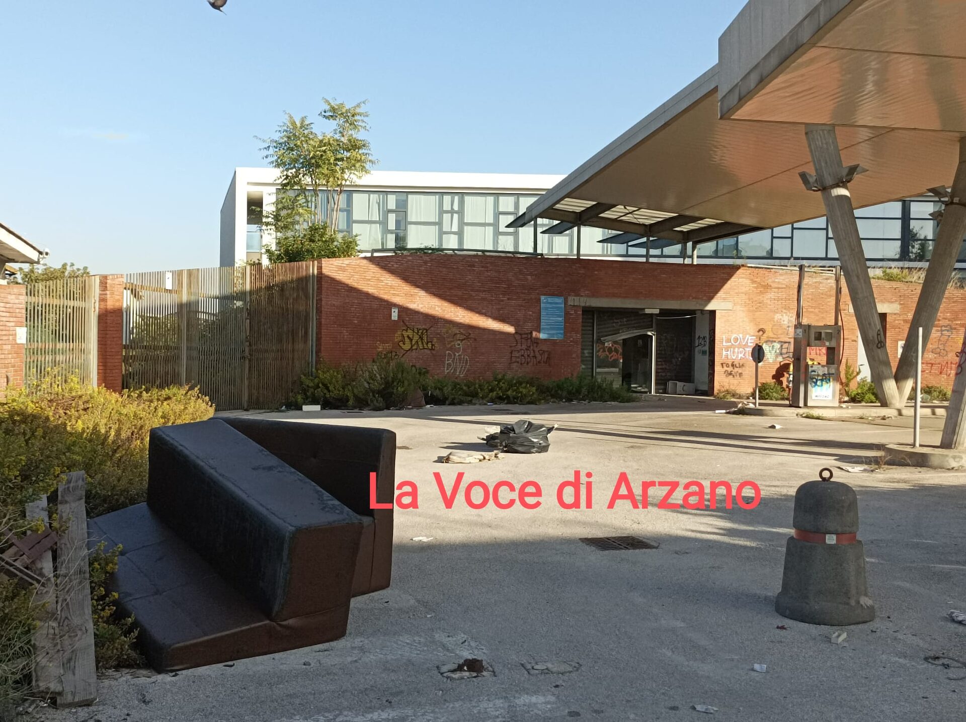 L’ex area di servizio Na-Met nel degrado