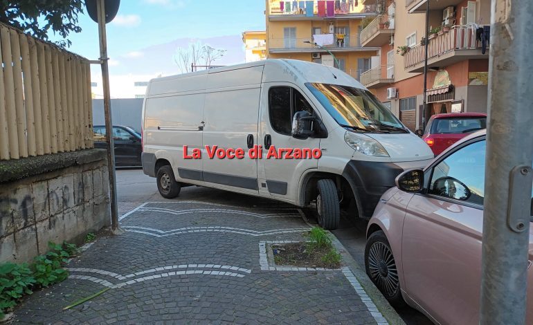 Lettera, ironica, sui furgoni delle consegne e-commerce