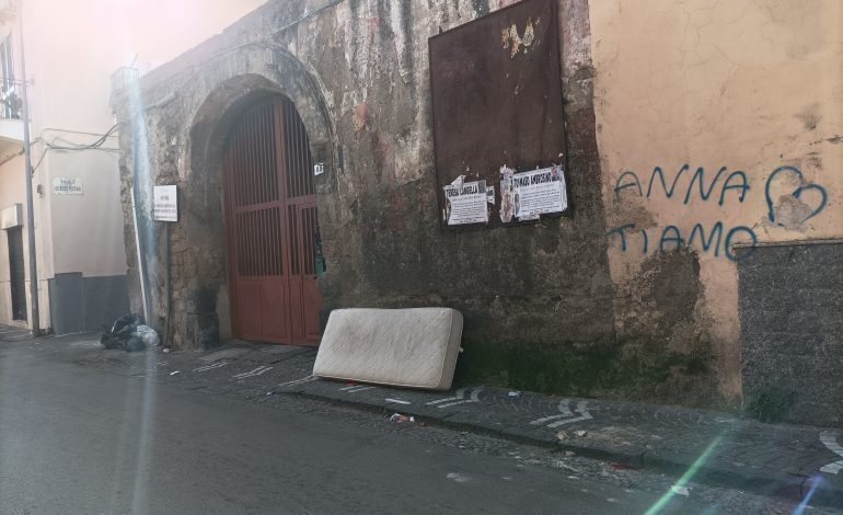 Capodanno, primo materasso abbandonato dell’anno