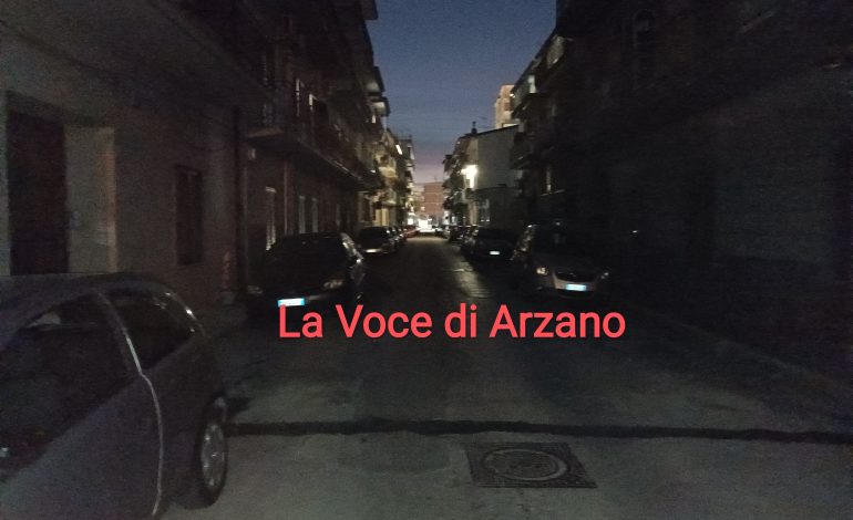 Pali pericolanti, intere strade al buio, la pubblica illuminazione sempre inefficiente