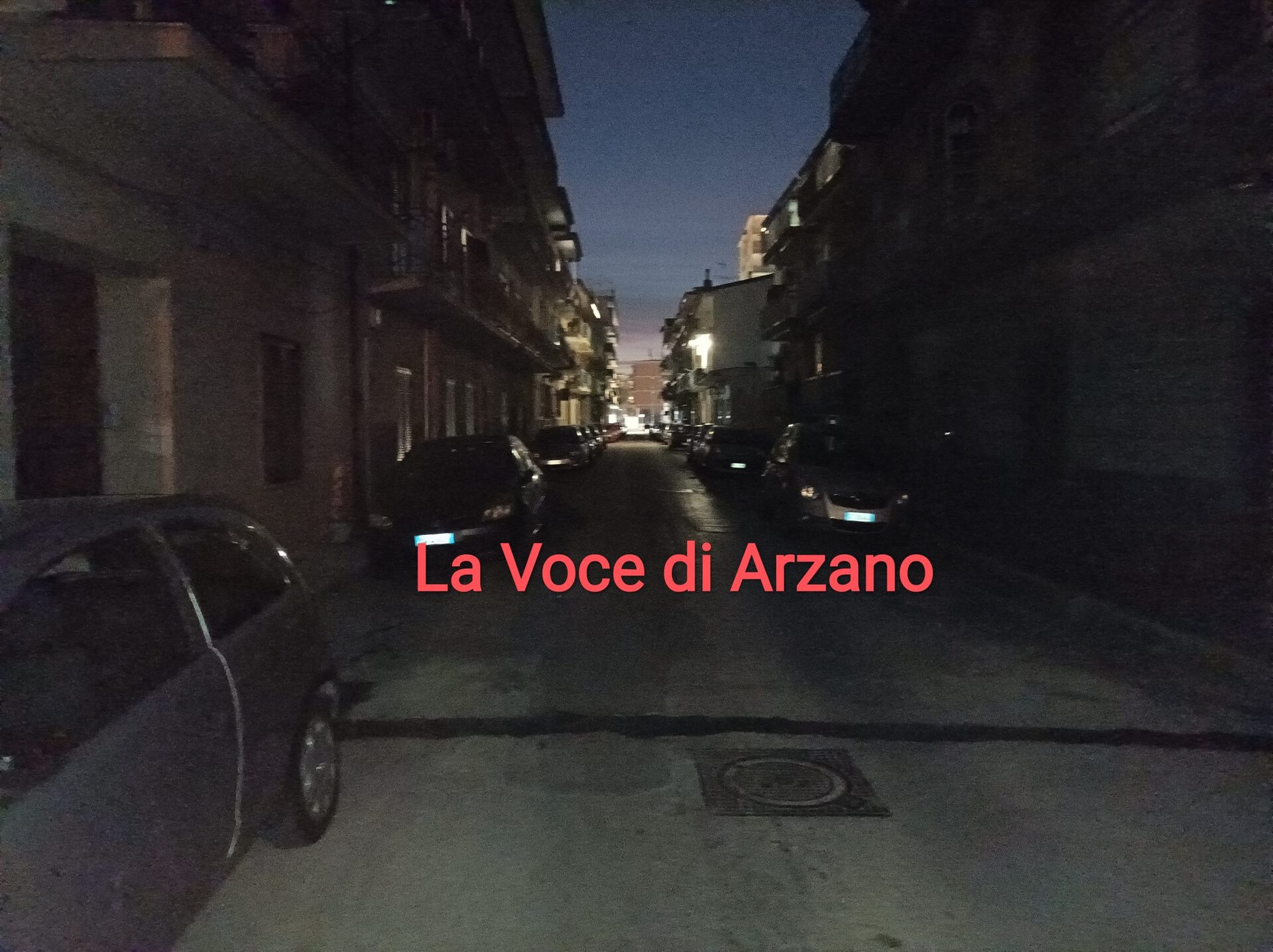 Pali pericolanti, intere strade al buio, la pubblica illuminazione sempre inefficiente