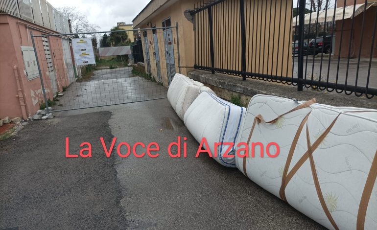 Chiusa l’isola ecologica, l’area esterna è già una discarica