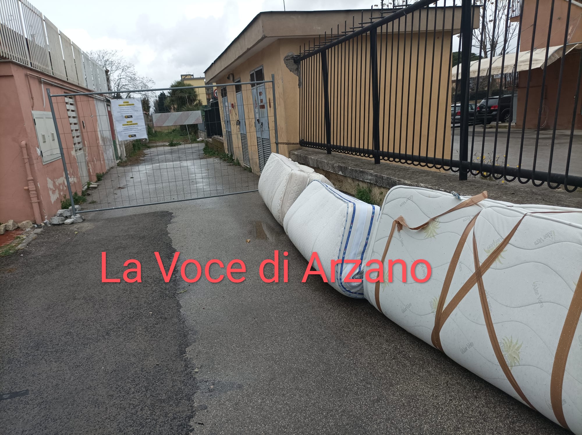 Chiusa l’isola ecologica, l’area esterna è già una discarica