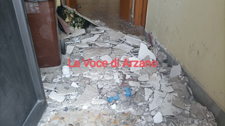 Cede parte del soffitto nel retro della sacrestia in Sant’Agrippino, miracolosamente illeso Padre Pasquale