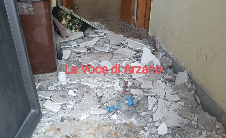 Cede parte del soffitto nel retro della sacrestia in Sant’Agrippino, miracolosamente illeso Padre Pasquale