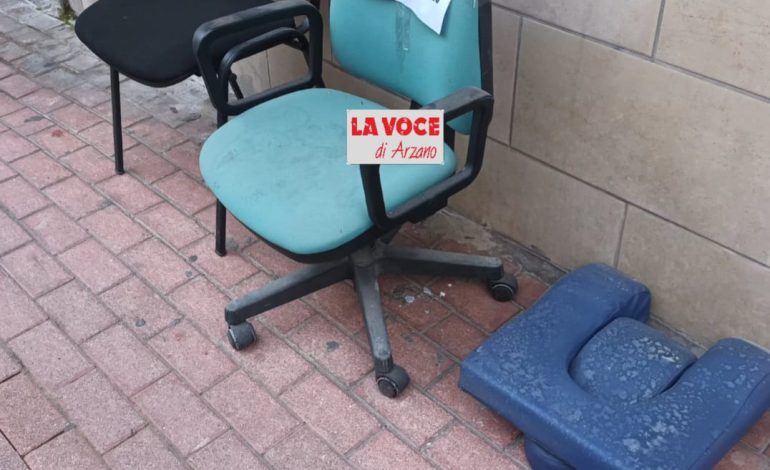 Spariscono pure le sedie a rotelle