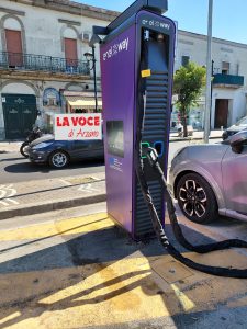 Rimessi i cavi per la ricarica alla colonnina in via Pecchia